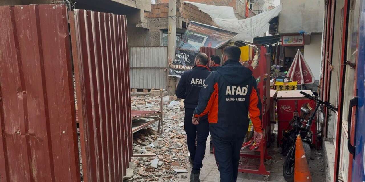 Hasarlı binanın yıkımında facia! 1 işçi göçük altında kaldı