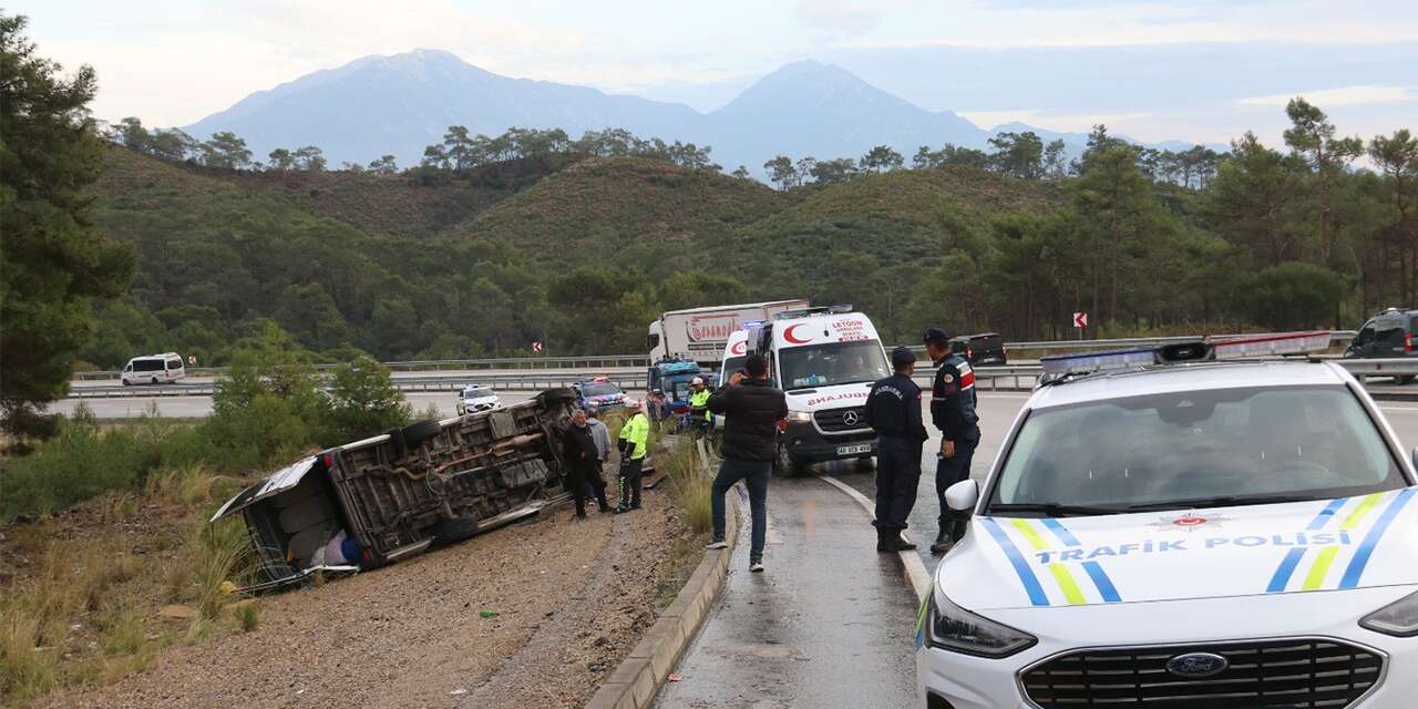Kayganlaşan yolda yolcu minibüsü devrildi! Yaralılar var