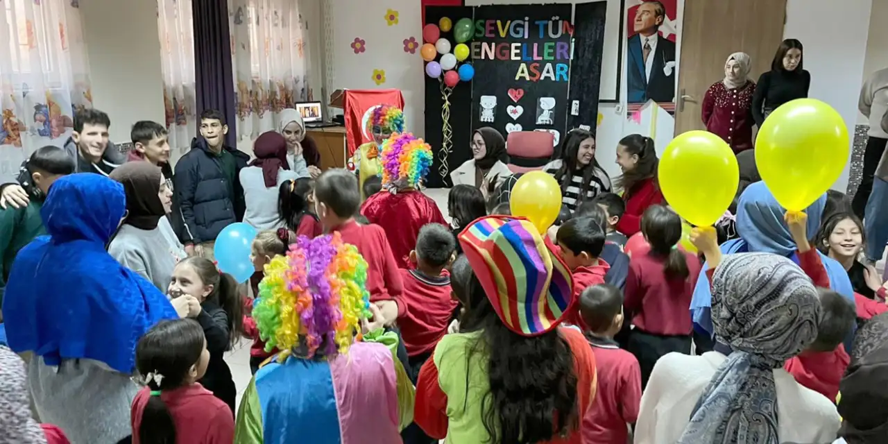 Konya’daki üniversiteli gençlerden özel çocuklara sürpriz