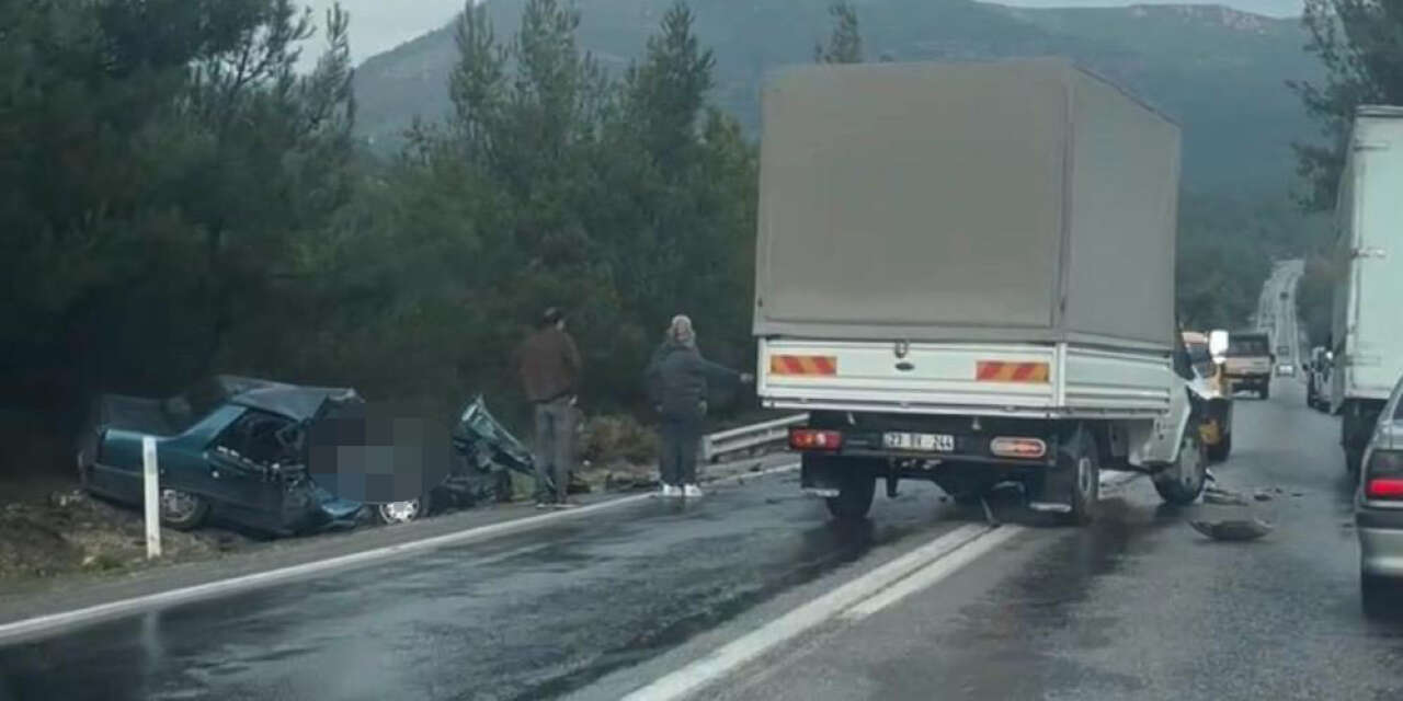 Kamyonetle çarpışan otomobildeki 2 kişi öldü