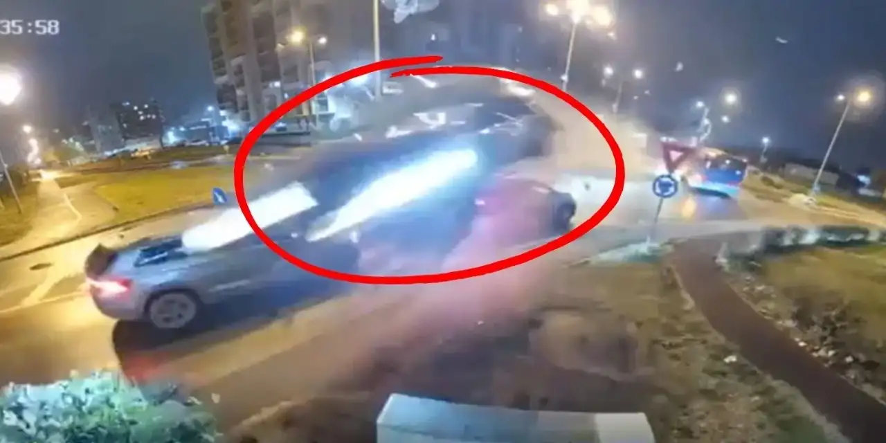 Film gibi kaza kamerada! Kavşağa çarpıp havalandı, iki aracın üzerinden uçtu