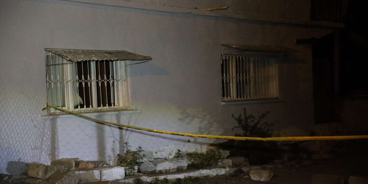 Dehşet evi! Yaşlı adam karısını baltayla öldürüp banyoya gömdü