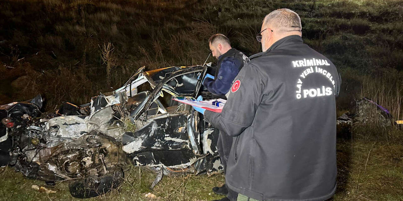 Devrilen otomobil bu hale geldi! 2 ölü, 1 yaralı var