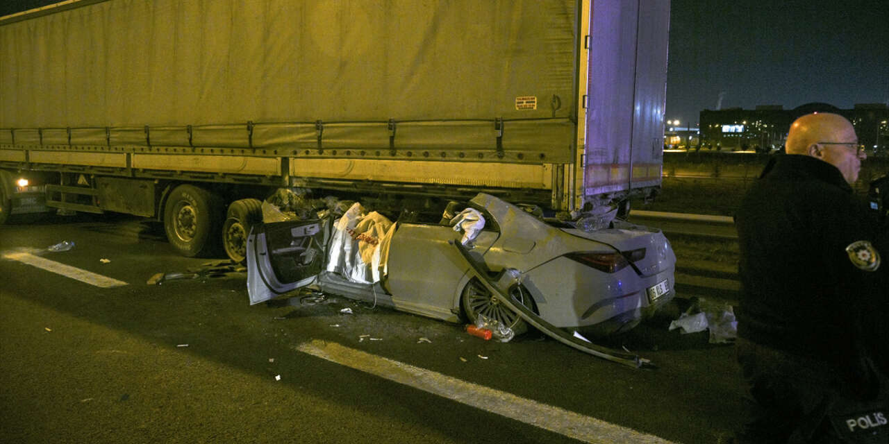TIR’ın altına giren lüks otomobil, 2 kişiye mezar oldu