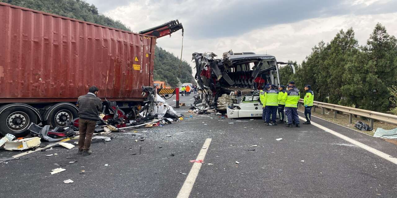 Yolcu otobüsü TIR’a çarptı! 6 ölü, 11 yaralı var