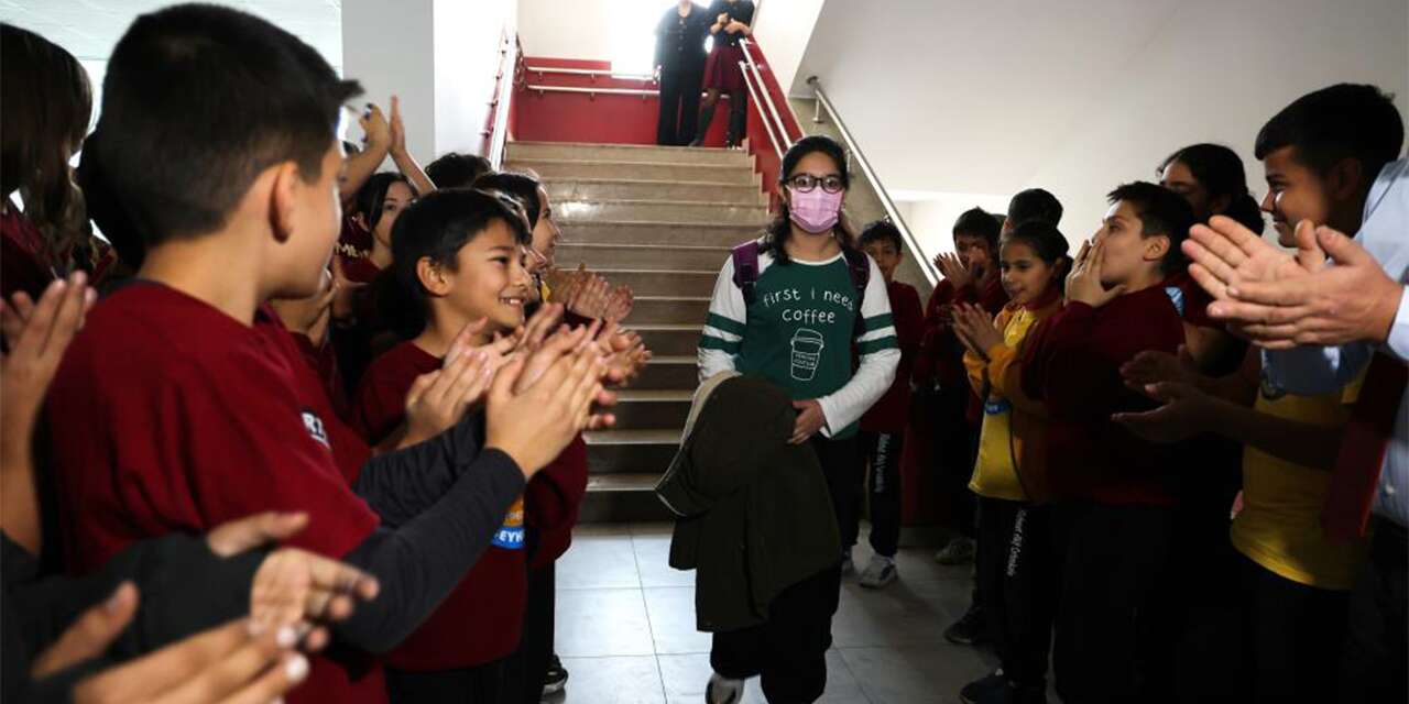 Lösemiyi atlattı, okula dönüşünde büyük sürprizle karşılaştı