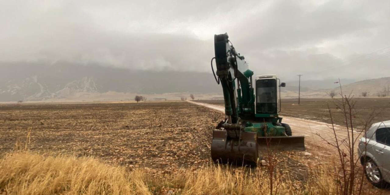 Defineciler bunu da yaptı! DSİ’nin kepçesini kullanıp yerine bıraktılar