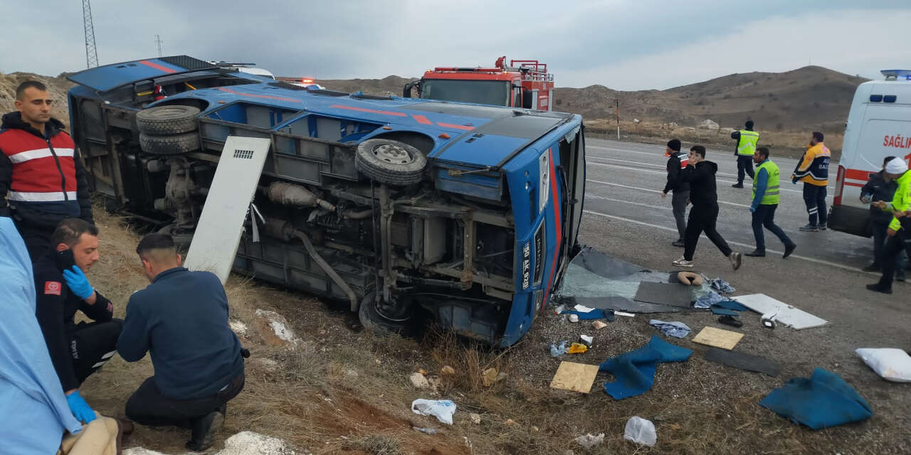 Mahkum nakleden cezaevi aracı devrildi! Çok sayıda yaralı var