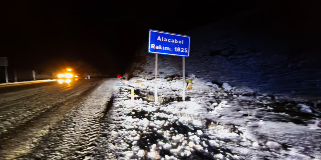 Konya’nın kışın çok anılan yoluna 10 santim kar yağdı