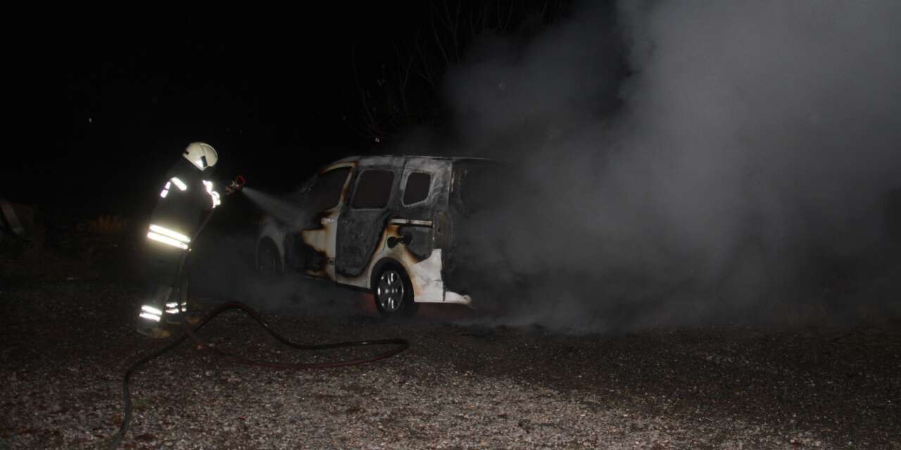 Beyşehir’de yanan araç itfaiyece söndürüldü