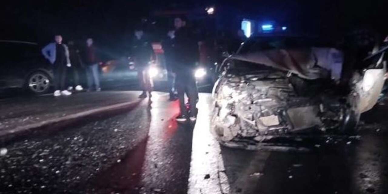 İki otomobil kafa kafaya çarpıştı! 7 yaralı var