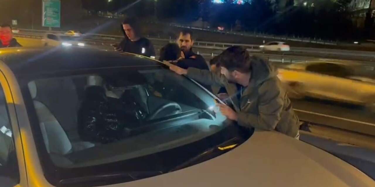 Otoyolda korku dolu anlar! Araç camını baltaladılar