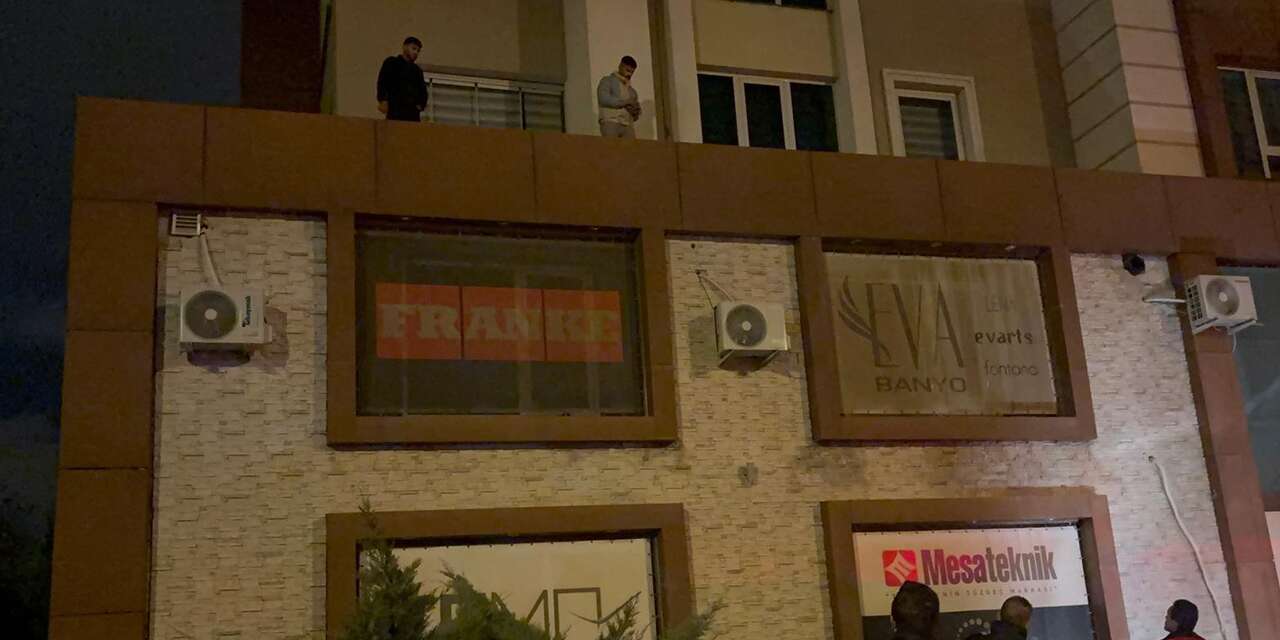 3’üncü kattan çarşafla inmeye çalışırken yakalandılar