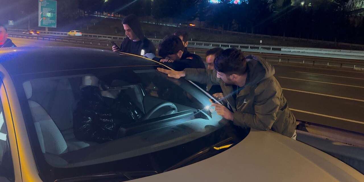 Aracını sol şeride çekip uyudu! İtfaiye camı kırarak uyandırdı