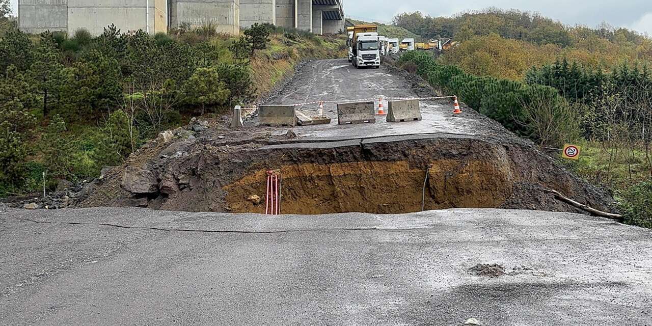 Çöken yol iki aracı yuttu