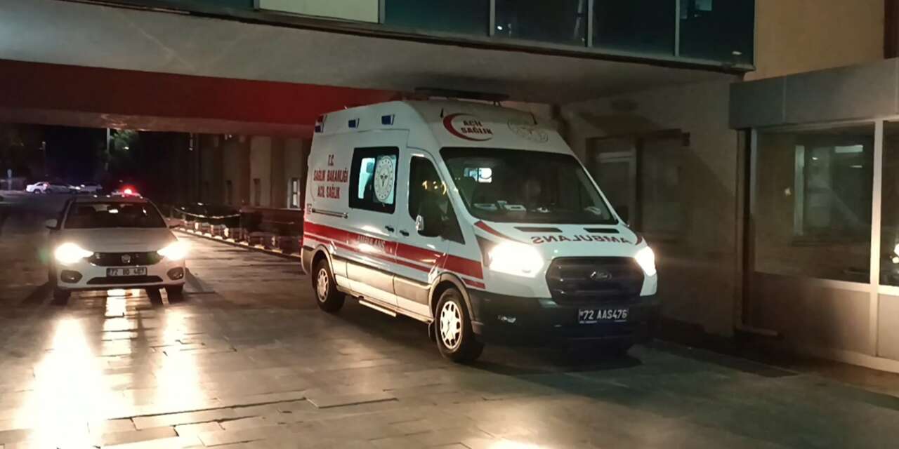 Babasını öldürdü, cesetle kendini eve kilitledi