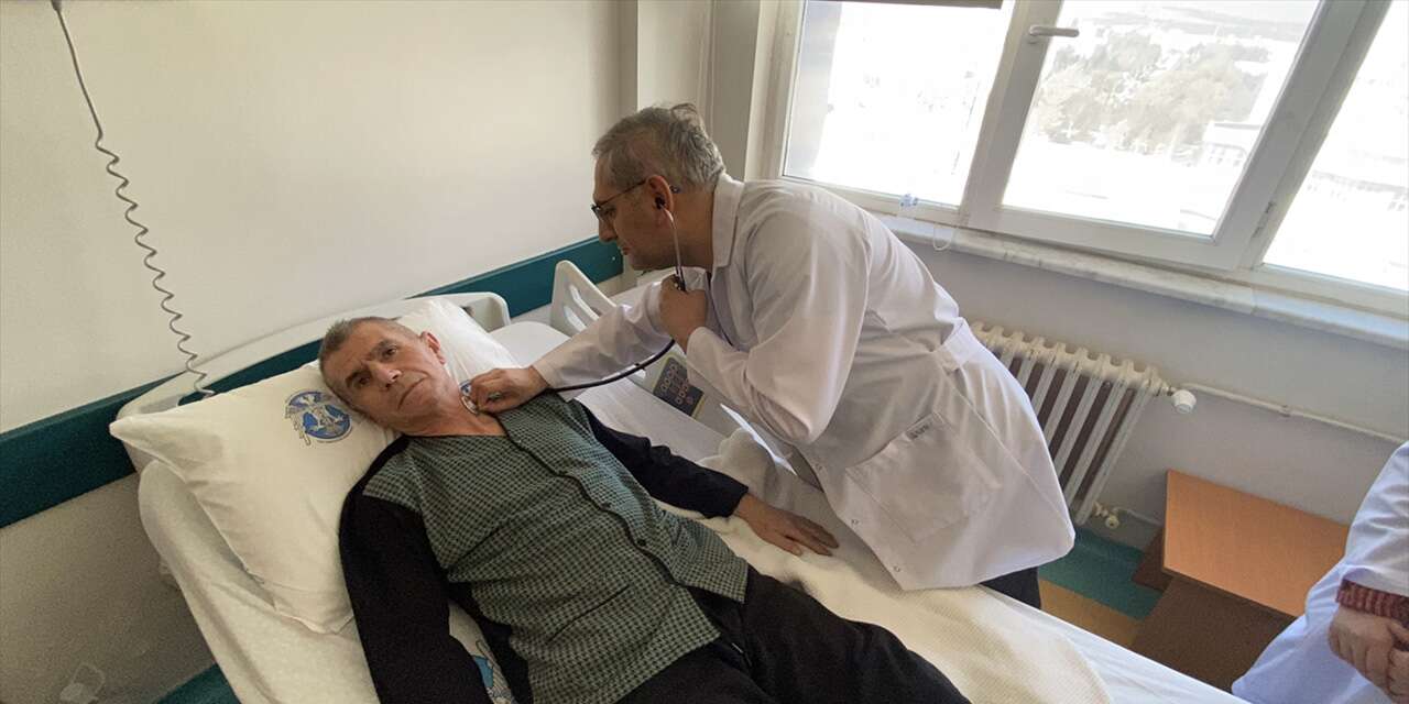 Konya’da felç geçiren hastayı 25 dakikalık müdahale yeniden yürüttü