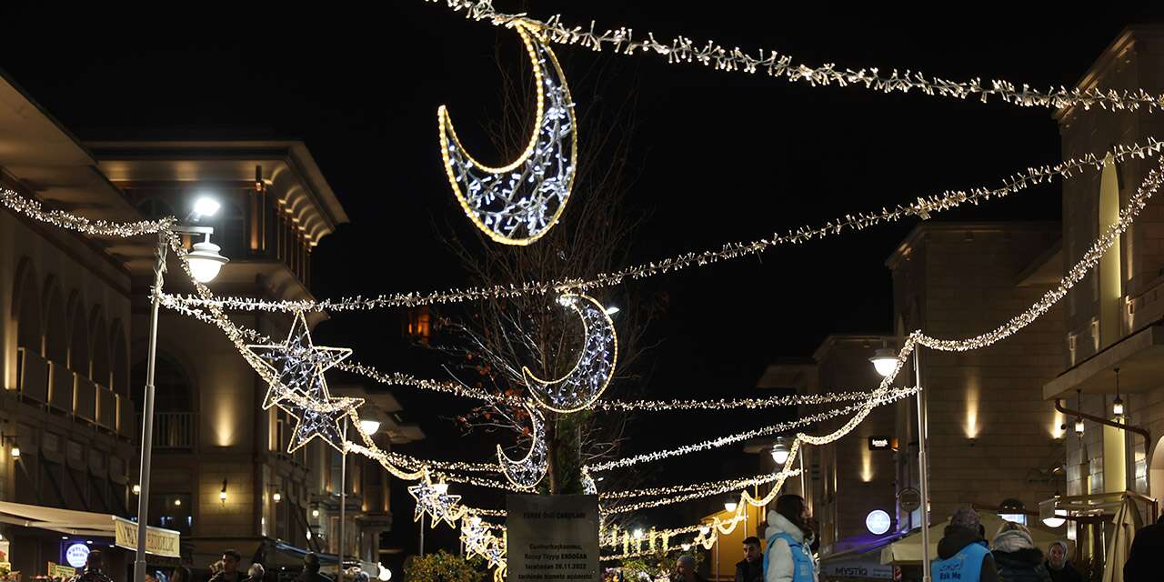 Şeb-i Arus için ışıklandırılan Konya sokaklarında görsel şölen oluştu