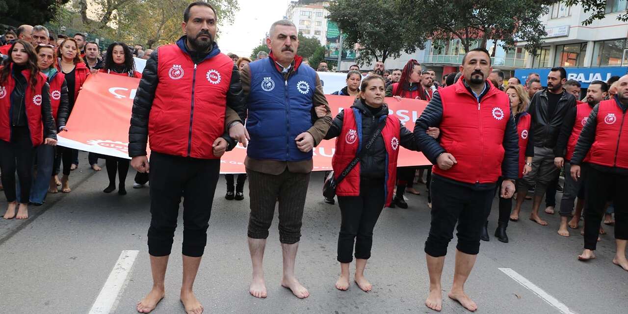 Belediye işçilerinden ilginç protesto! Çıplak ayakla yürüdüler
