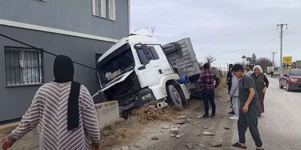 Konya'da kontrolden çıkan TIR müstakil eve daldı