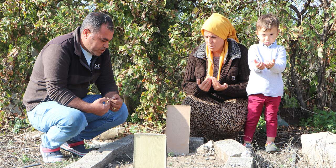 Öldü denilen bebek mezara giderken ağladı! Aile iki kez acı yaşadı