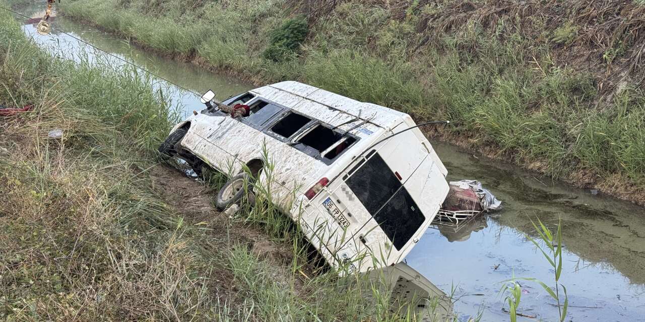 İşçi servisi kanala devrildi! 18 yaralı var