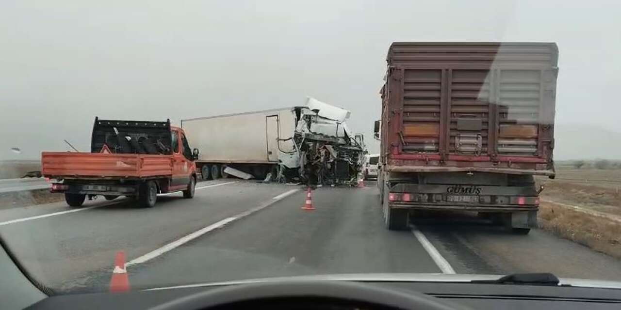 Konya’da TIR’lar çarpıştı