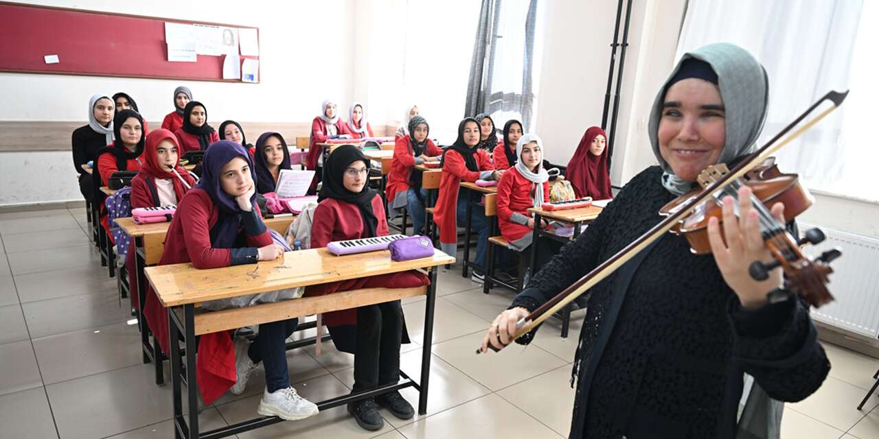 Konya’dan mezun oldu! Engeline rağmen öğrencilerine ışık oldu