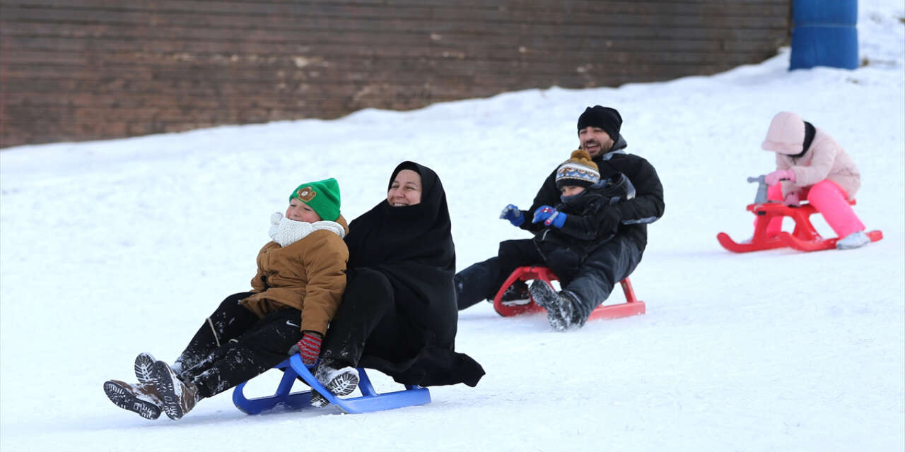 Ünlü merkezlerde kaymaya başladılar