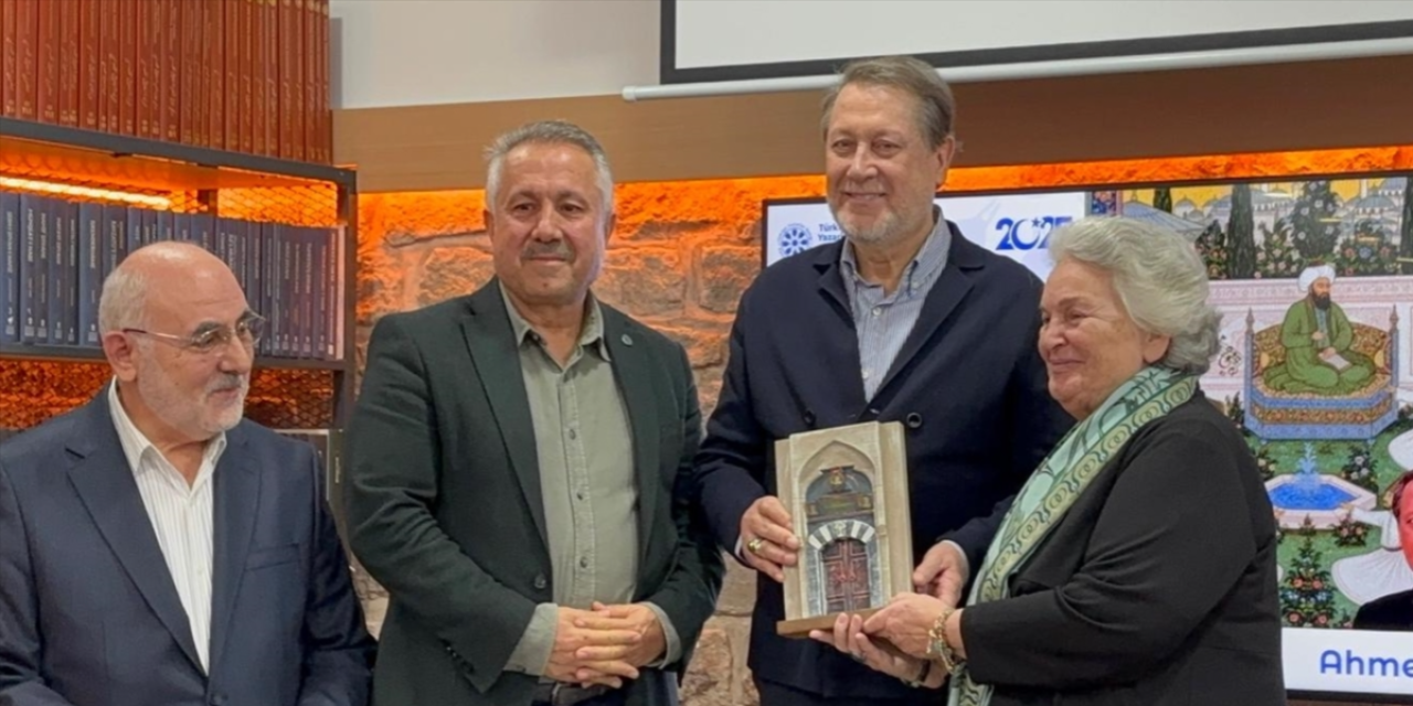 45 yıldır vazgeçilmeyen Ahmet Özhan’a Konya’da anlamlı ödül