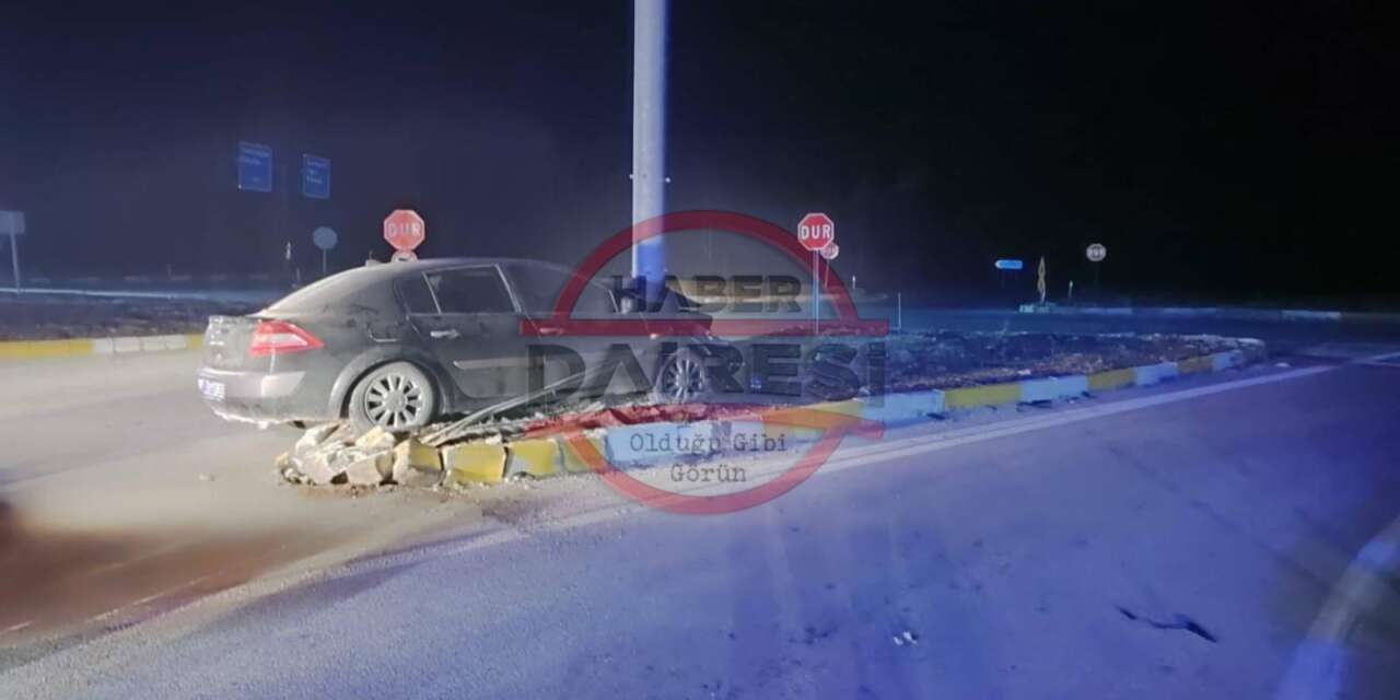 Konya’da refüje çıkan araç direğe çarptı! 3 yaralı var