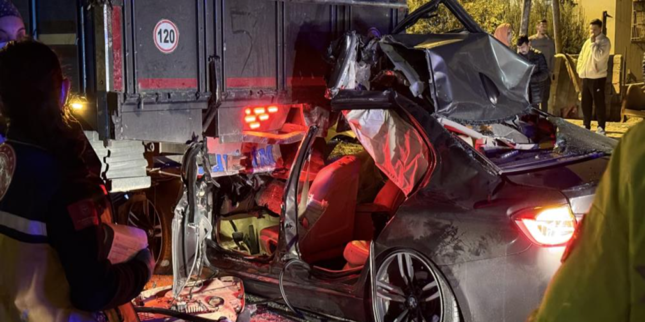 Lüks otomobil duran kamyonun altına girdi! 1 ölü, 2 yaralı var