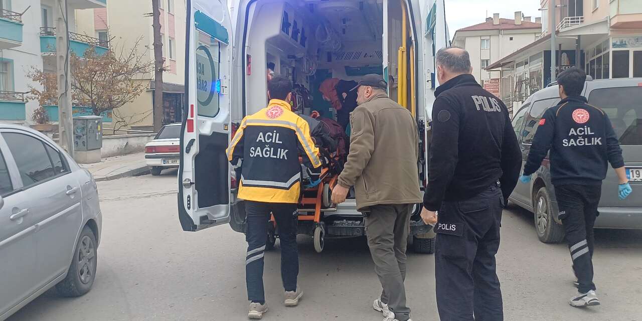 Arkadaşıyla şakalaşırken kendini bıçakladı