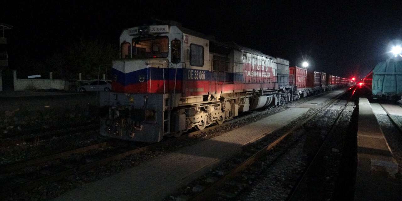 Yük treni otomobile çarptı! Çok sayıda yaralı var