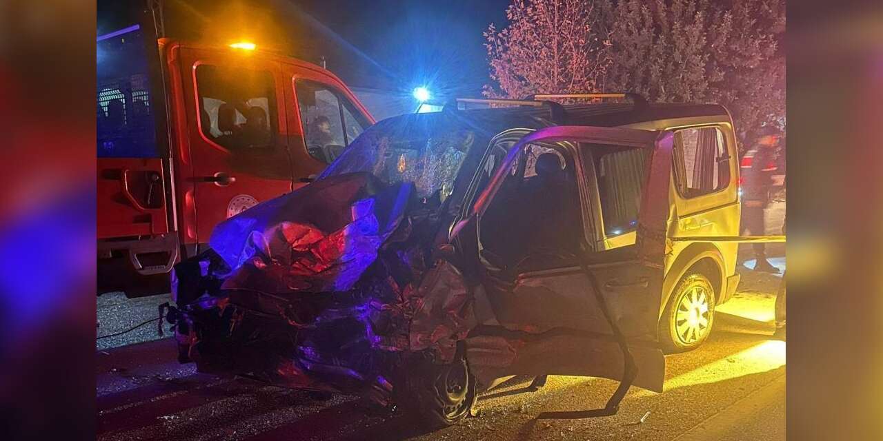 İki aracın çarpıştığı kazada 3 kişi öldü, 2 de yaralı var