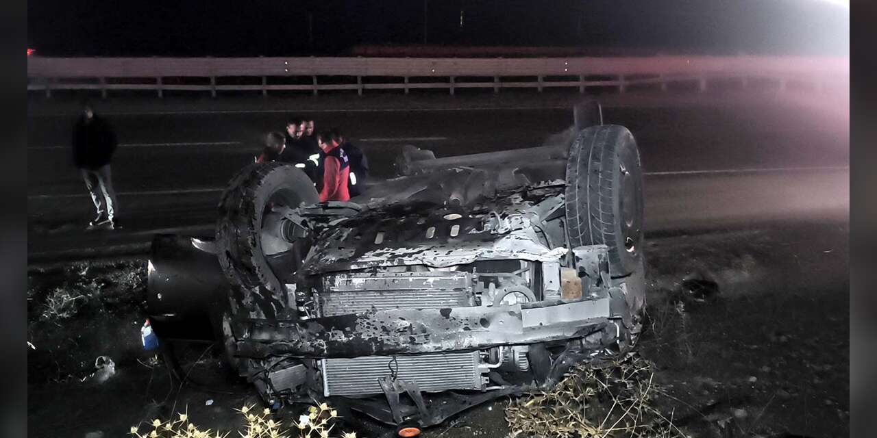 Devrilen otomobildeki 3 kişi yaralandı