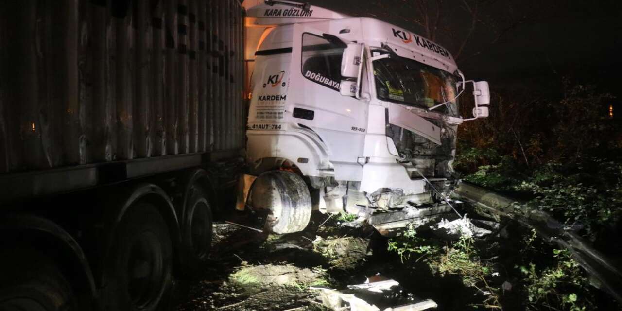 İkisi TIR 6 araç çarpıştı! 12 yaralı var