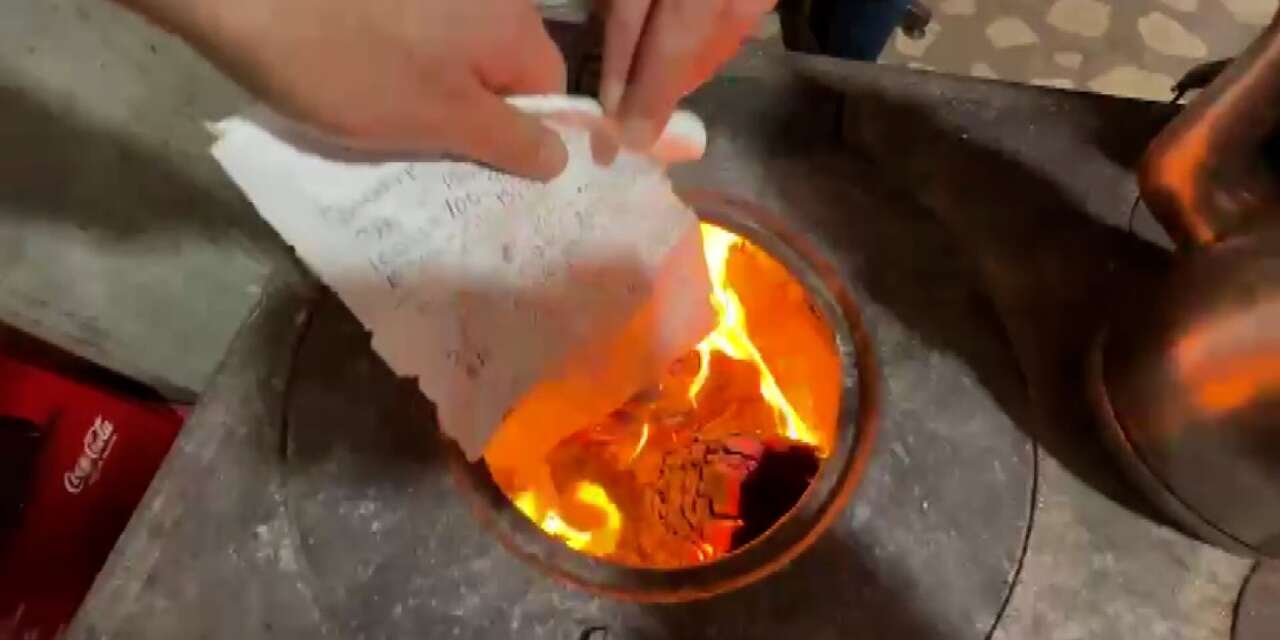 100 bin liralık defteri sobaya atıp yaktı