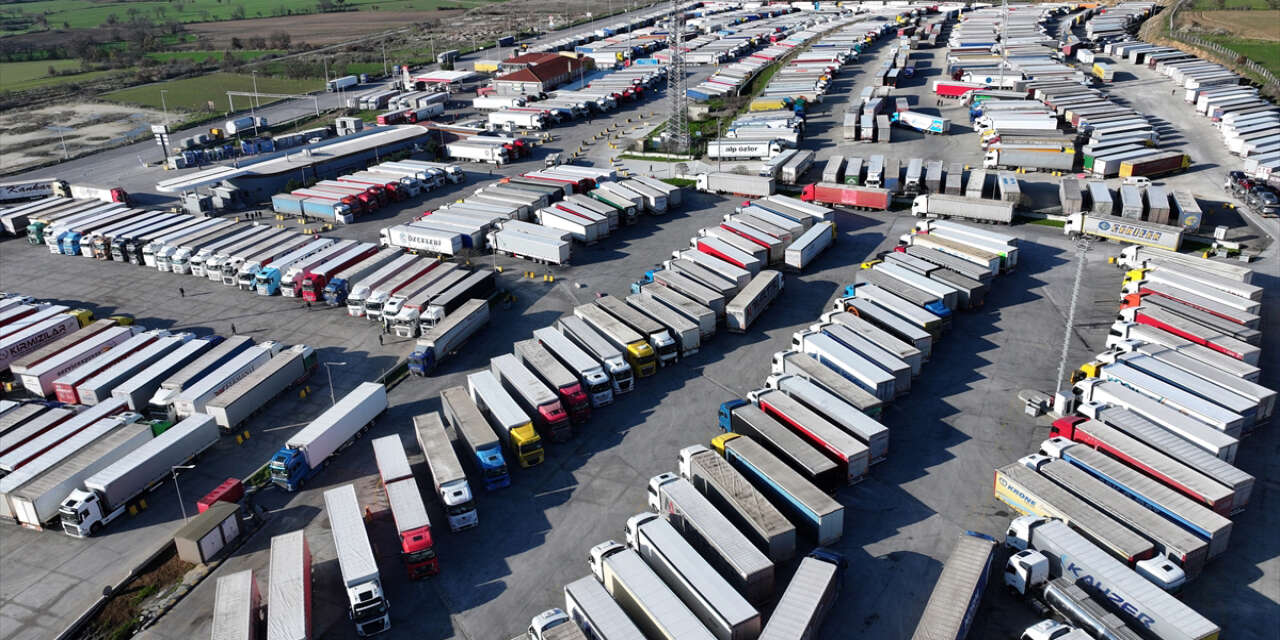 Çiftçi eylemi TIR trafiğini durdurdu