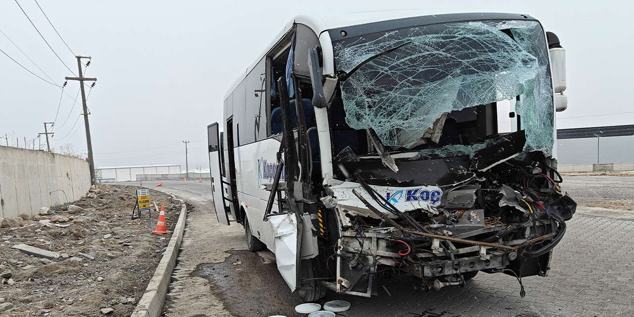OSB’de feci kaza! İşçi servisi TIR’a çarptı, çok sayıda yaralı var