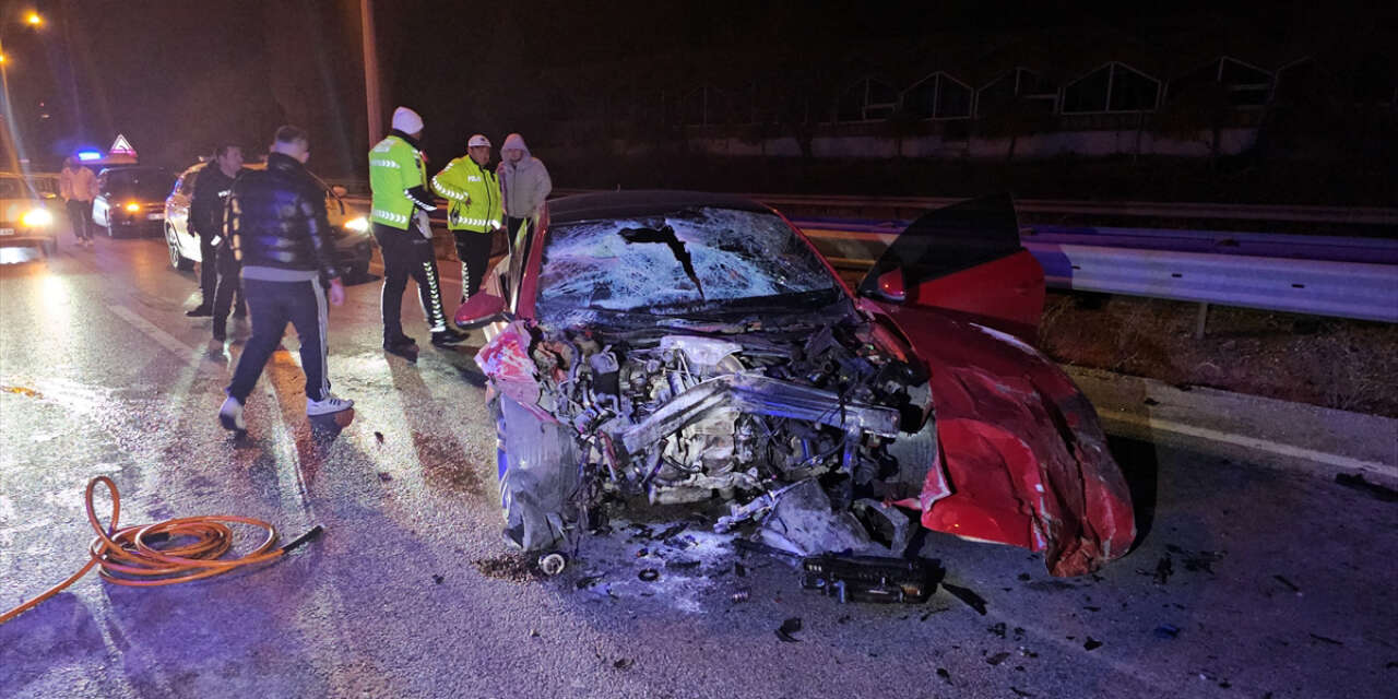 Otomobil TIR’a çarptı, 22 yaşındaki genç hayatını kaybetti