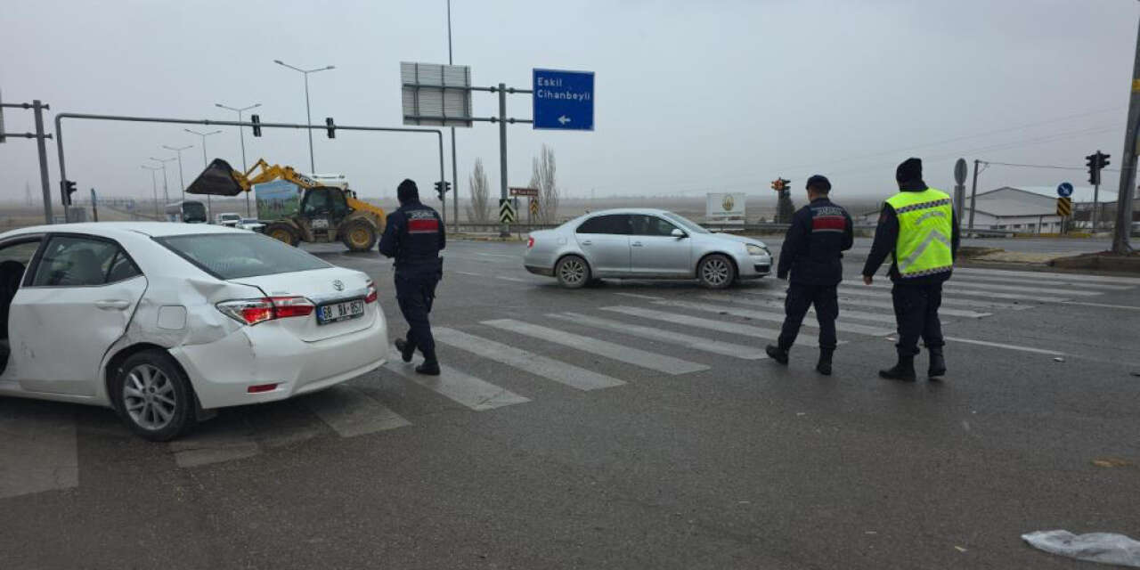 Konya yolunda TIR, otomobille çarpıştı! 4'ü hakem 5 yaralı var