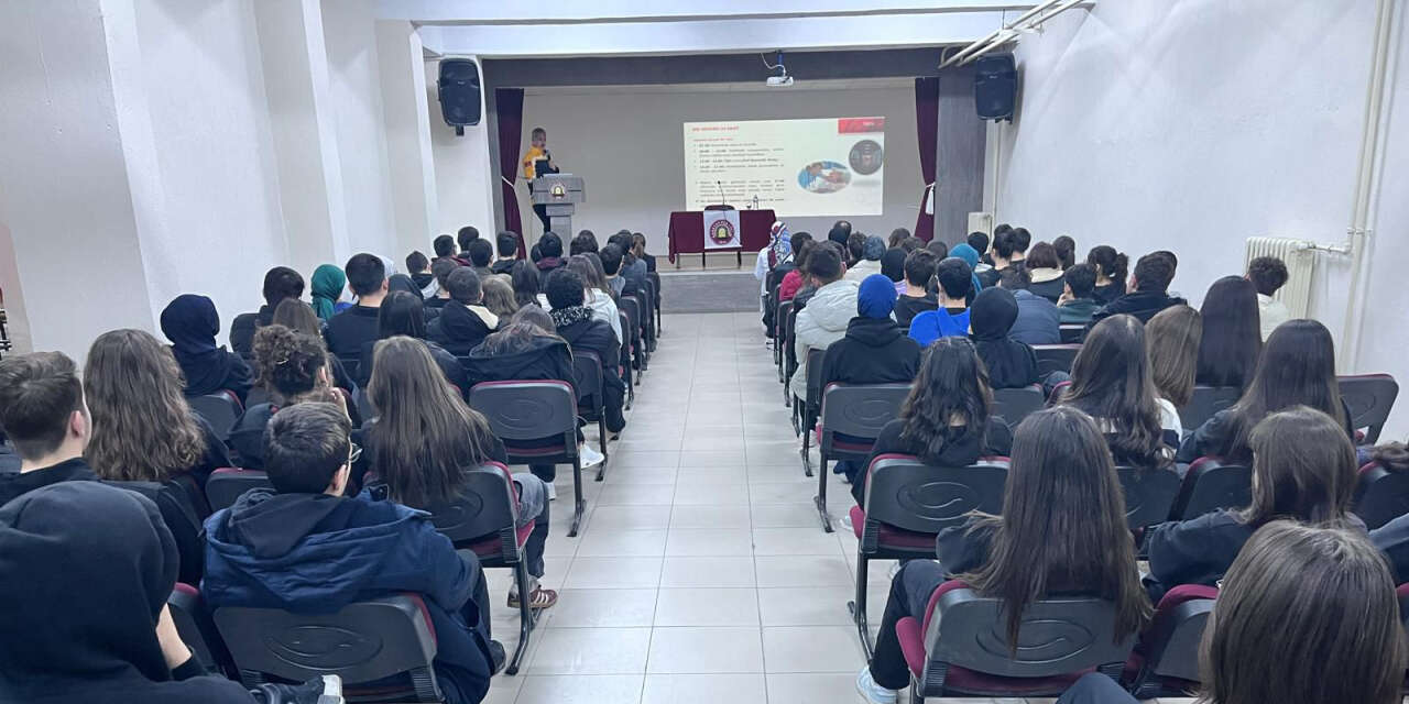 Yusuf Yavuz, Karatay Fen Lisesi’nde meslek seçiminde yol gösterdi