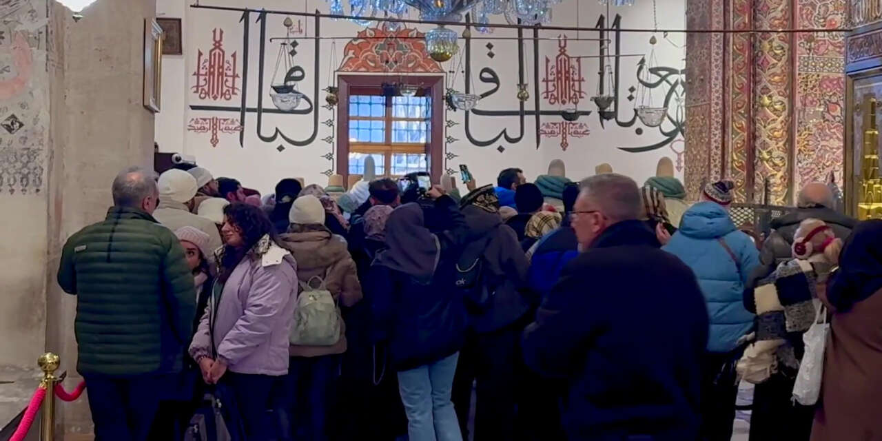 Konya Mevlana Müzesi’nde Düğün Gecesi yoğunluğu