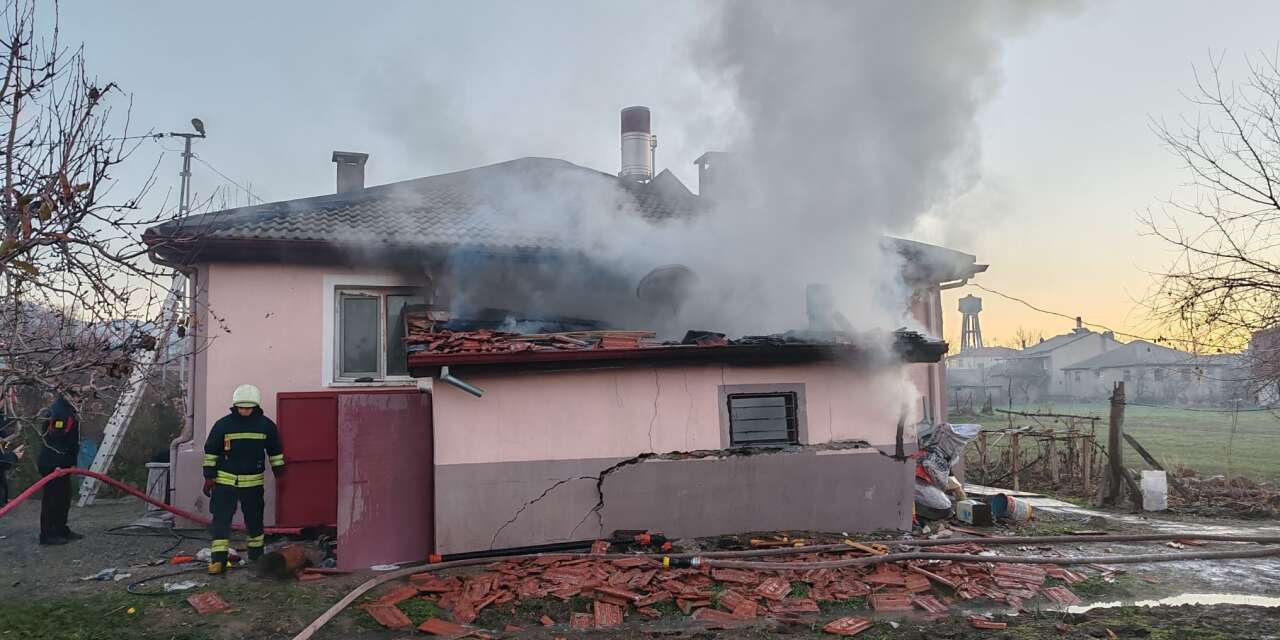 Konya’da yangın paniği! Garajdaki araba hurdaya döndü
