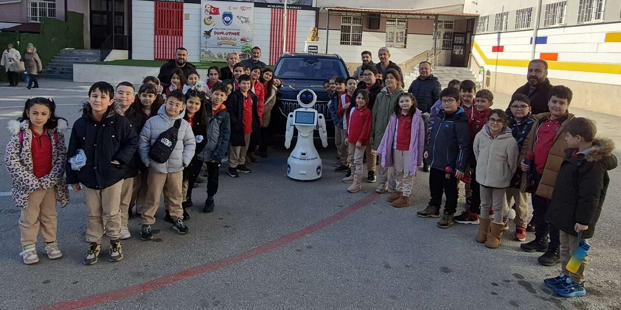 Konya’dan getirilen yerli ve milli robot, okulun yeni eğitimcisi oldu