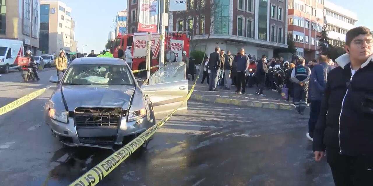 Ters yöne giren araç yayaların arasına daldı! Ölü ve yaralılar var