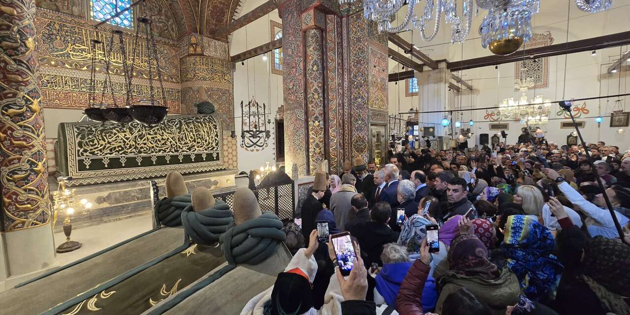 Mevlana’nın sandukası başında Gülbang Duası