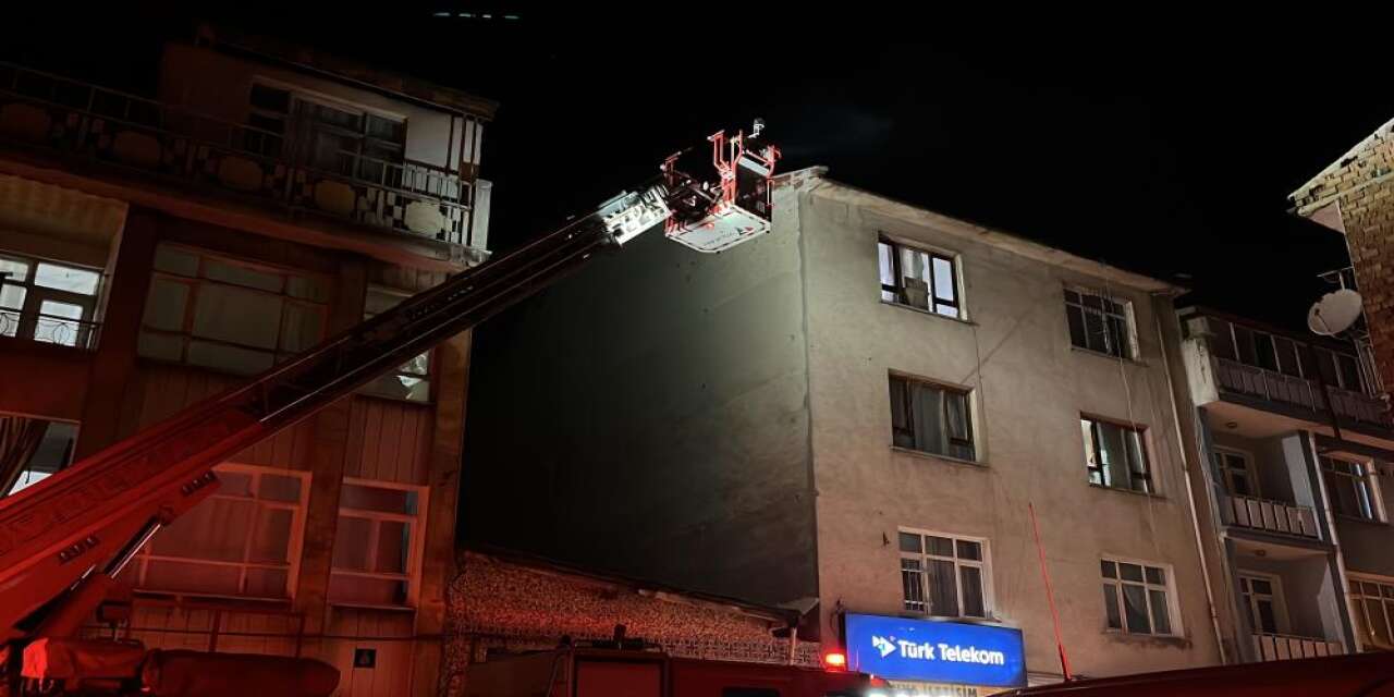 Konya’da 3 katlı binada yangın çıktı