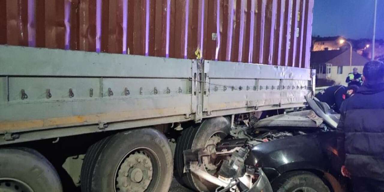 TIR’a çarpan otomobildeki 1 kişi öldü